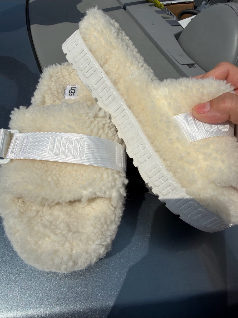 UGG fluffita size 39/8/8.5Cream Plush Shearling Slide Sandals with Branded Strap